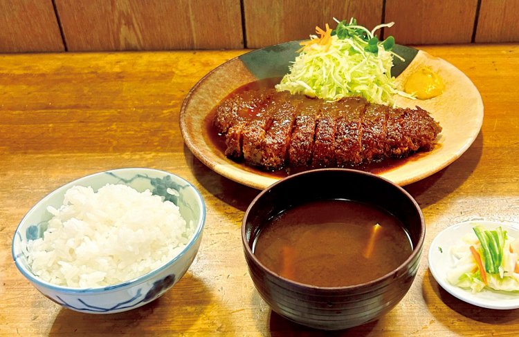 岐阜市内にも店がある『たちばな』の味噌かつ。ロースとヒレが選べ、甘みのある味噌が絶品。