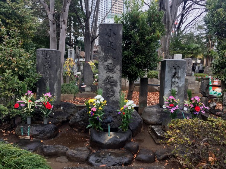 雑司ケ谷霊園の八雲とセツの墓（写真提供＝小泉家）。