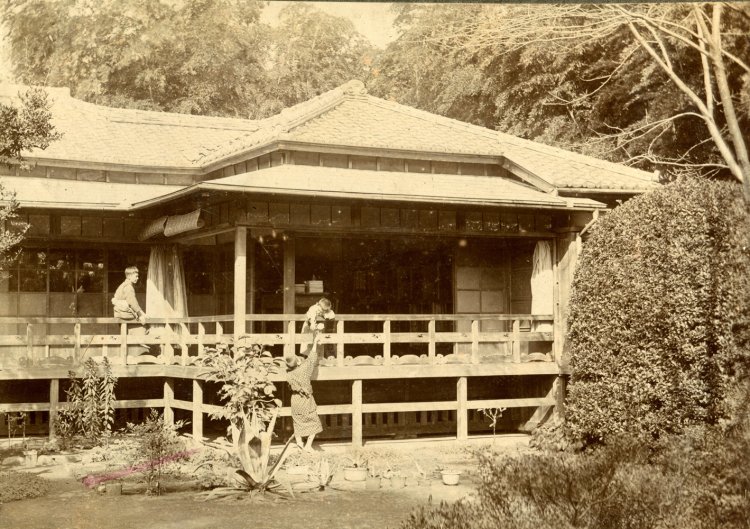 大久保の自宅の縁側で遊ぶ子供たち（写真提供＝小泉家）。