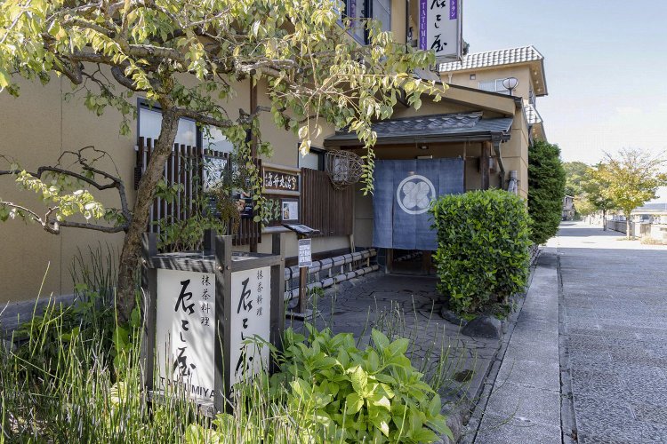 宇治川沿いに立つ店は日本情緒にあふれる。