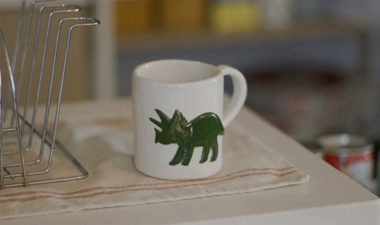 「トリケラトプス」マグカップ。実は、直子さんが映画のために制作した。（C）ENBUゼミナール