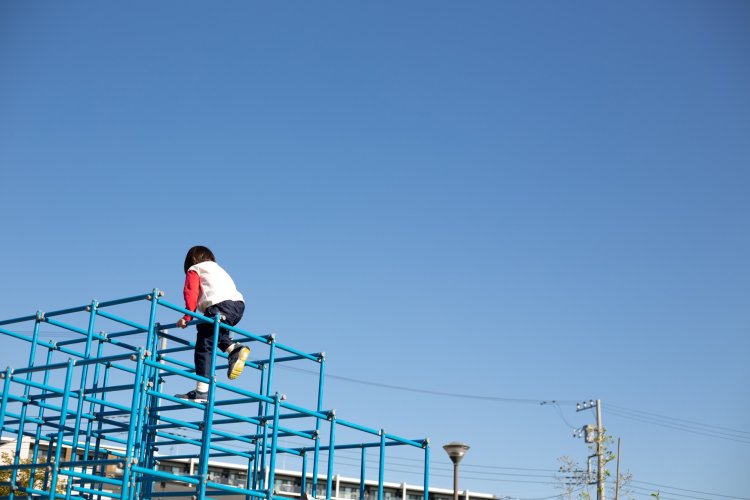 越谷の大きな青いジャングルジム。かほりさん曰く「制作部の方々が総力を挙げて探してくれました」。（C）ENBUゼミナール