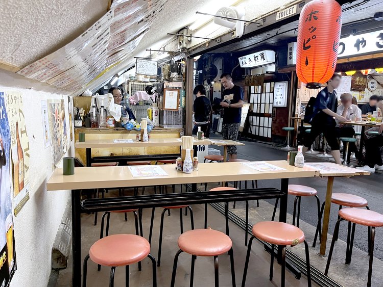 貴洋さんが働き始めた頃は義幸さんから「お前、もう帰れ！」と叱られることもあったそうだ。今は阿吽（あうん）の呼吸で店を切り盛りしている。