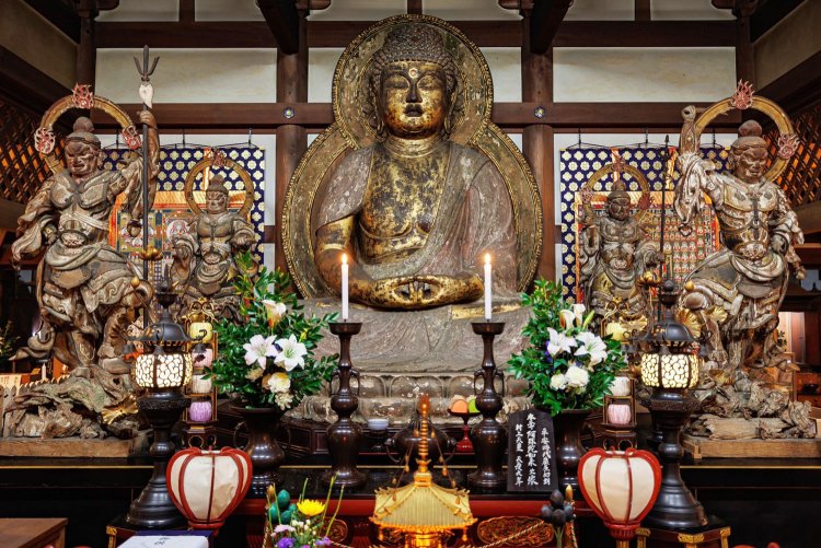行基作と伝えられる本尊の阿弥陀如来坐像は国指定重要文化財。