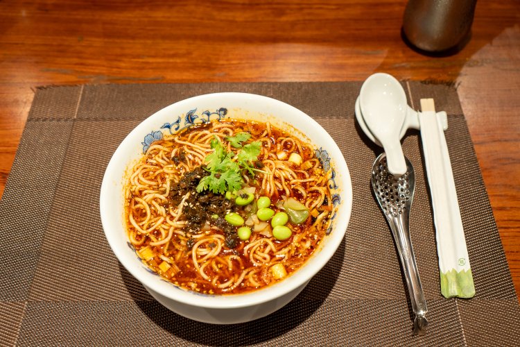 重慶小麺1000円。ランチタイムは小ライスをサービス。