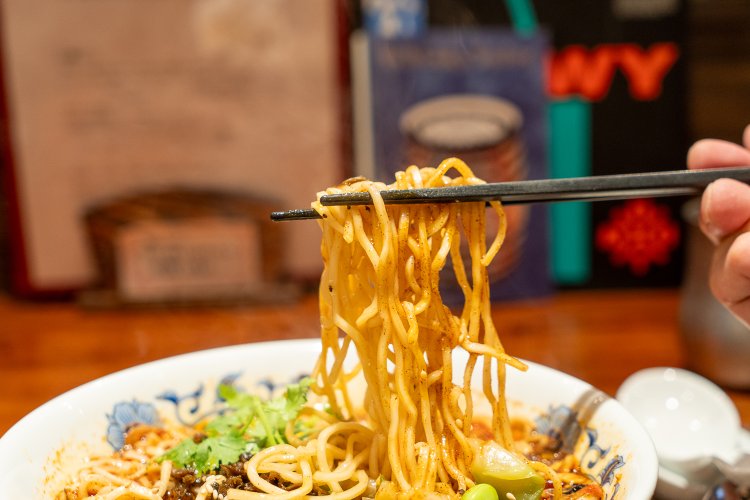 麺は製麺所に依頼。お店では太麺、細麺を使っているが、重慶小麺には細麺を使用。