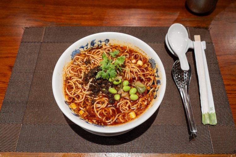 重慶小麺1000円。ランチタイムは小ライスをサービス。