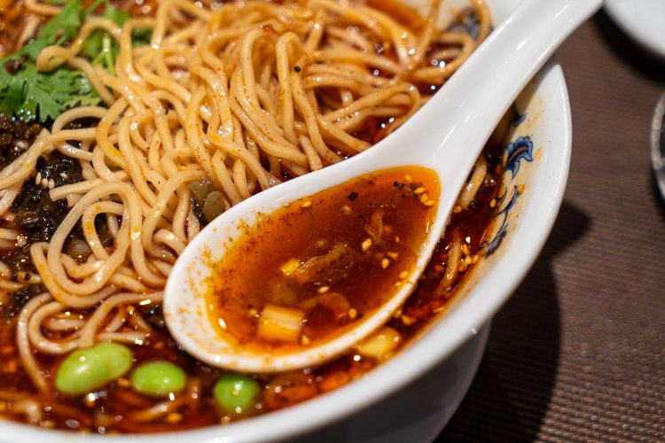 スープはすっきりした味で、決して辛すぎない。