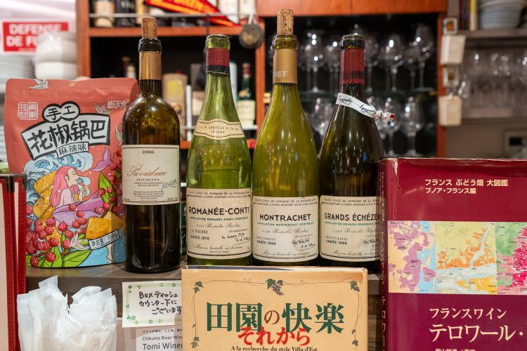 ディスプレイの中にはかの有名な高級ワインのボトルも。一体どんな人が飲んだのか。