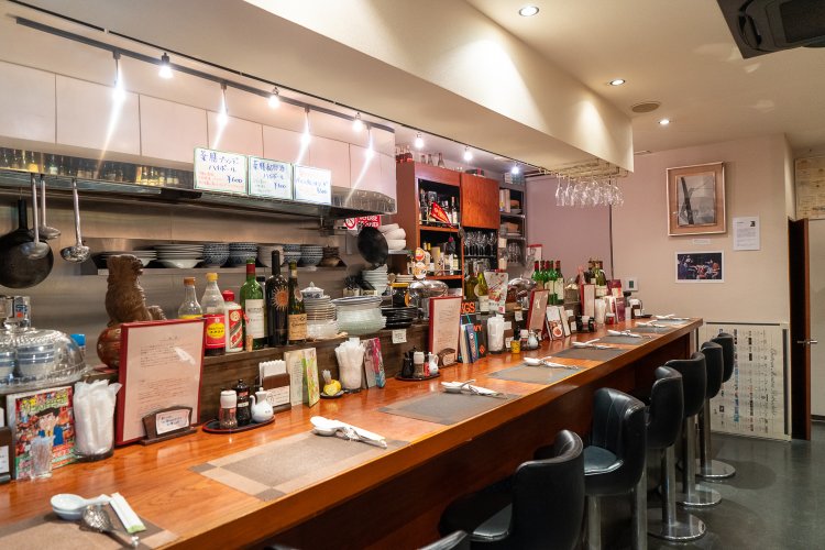 店内にはワインを取り上げた書籍や漫画もたくさん置かれている。