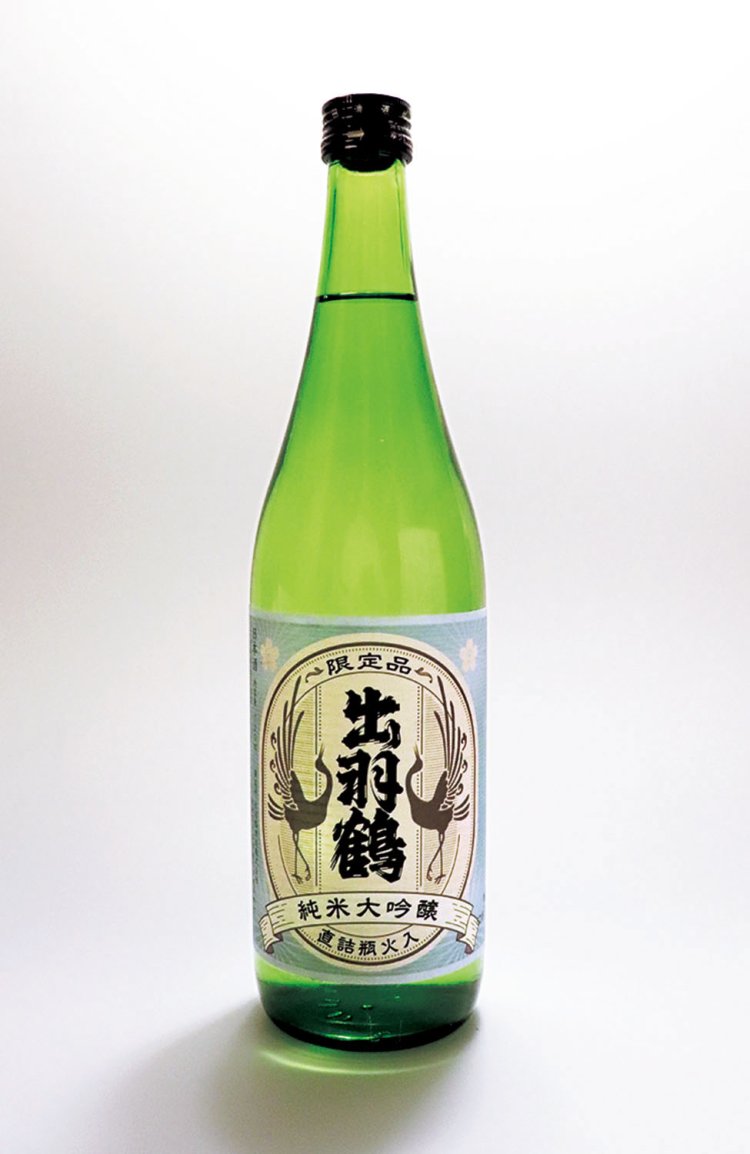 発酵食が多く、醸造業が盛んな秋田の銘酒。「雪の茅舎（ぼうしゃ）」（上）と「出羽鶴」。