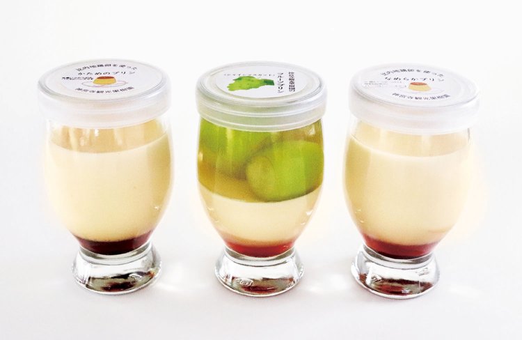 『イーストモール』店限定品。地元の「神宮寺観光果樹園」製「比内地鶏卵を使ったかためのプリン」と「（同）なめらかプリン」、季節商品「フルーツプリン シャインマスカット」。