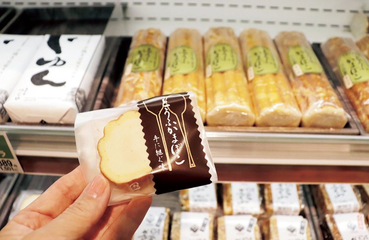 大仙市周辺では冠婚葬祭に欠かせない、豆腐と白身魚のすり身を甘く蒸しあげた伝統のお菓子。本来は一本の棹（さお）菓子だが、日常用も。「とうふかまぼこ」（ひと口サイズ・トラ皮／つじや）。