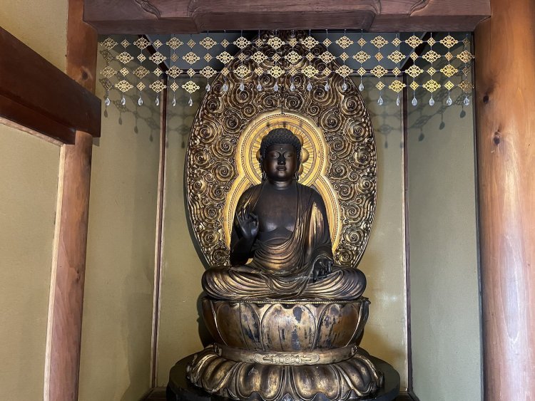 長野県「平福寺」の阿弥陀如来像。