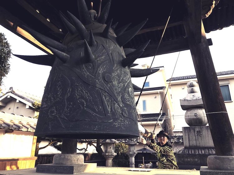 愛知県「九国寺」にある岡本太郎作の梵鐘。