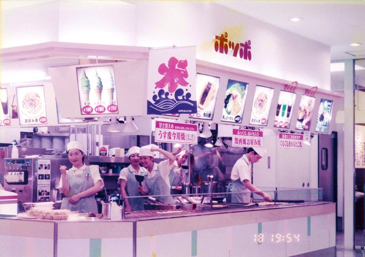 1990年代後期の『ポッポ』店頭。そうそう、焼きものの香りが漂ってきて、足が勝手に向かったもんだよ（写真提供＝イトーヨーカ堂）。