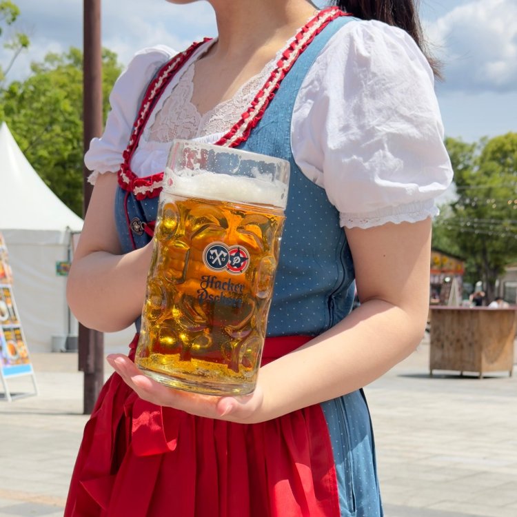 並々とビールが注がれる大ジョッキも人気だ。