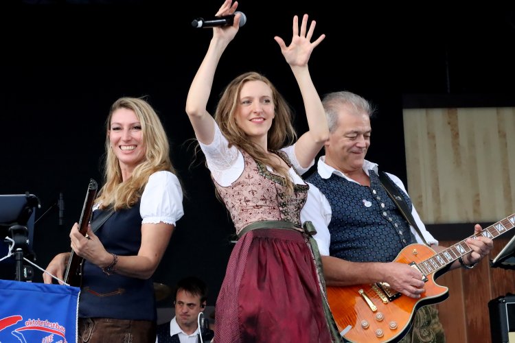 ミュンヘンのステージでも演奏している「DIE KIRHICHDORFER（R）」が会場を盛り上げる。