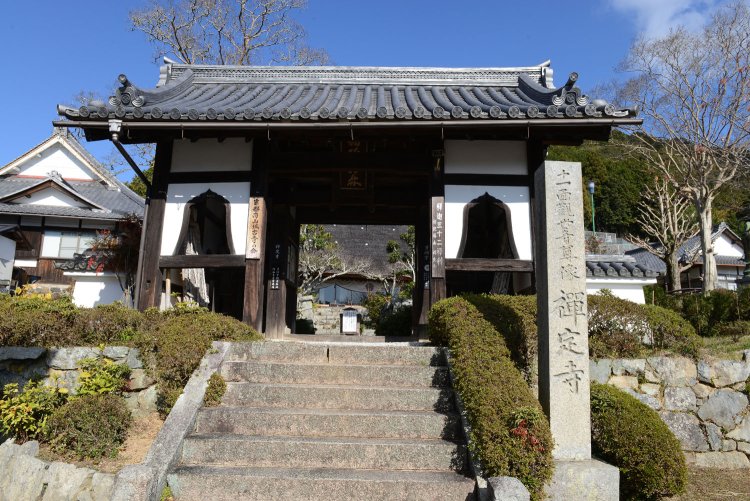 三門脇に柿の木があり、毎年干し柿が作られている。