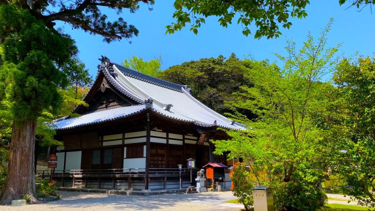 本堂は明治17年（1884）の再建で京都府暫定登録有形文化財。