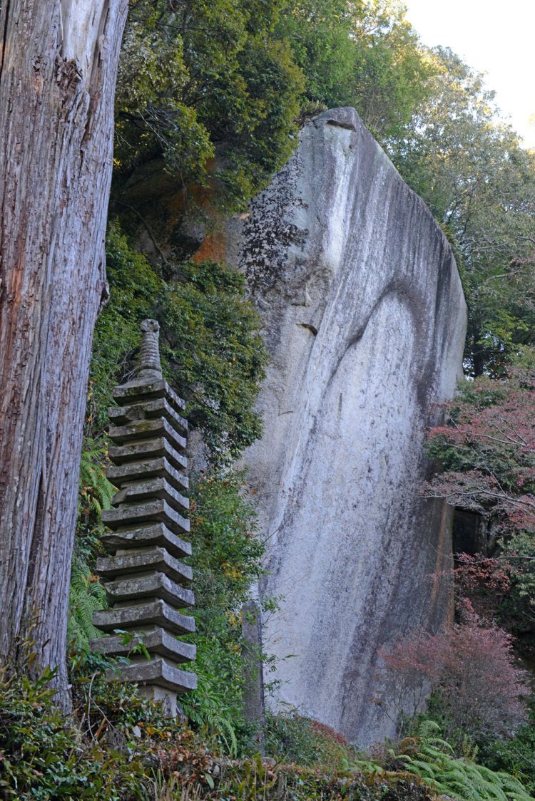 ぼんやりと弥勒菩薩のシルエットが浮かぶ。