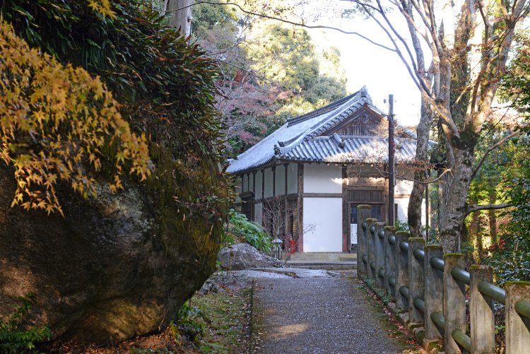 弥勒磨崖仏の礼拝堂として建立された正月堂。現在の建物は1957年の再建。