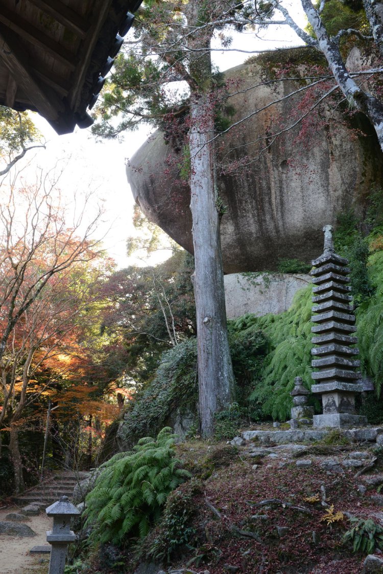 笠置という地名の由来となった巨石・笠置石。