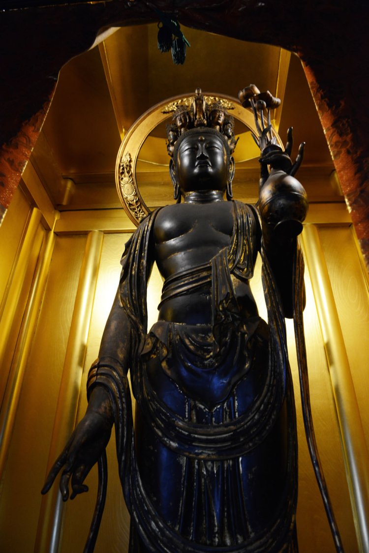 十一面観音立像は目の前で拝観でき、住職による説明を受けられる。