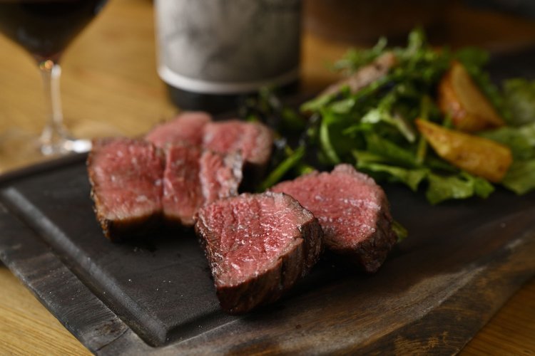 岩手・中屋敷牧場の牛肉を使った炭火焼き100g2200円～。