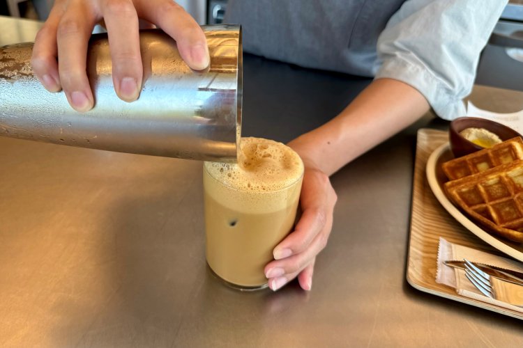 シェイカーから注がれた瞬間の泡はふわふわ！ノラ シェケラート693円は期間限定で2024年10月2日までの提供。