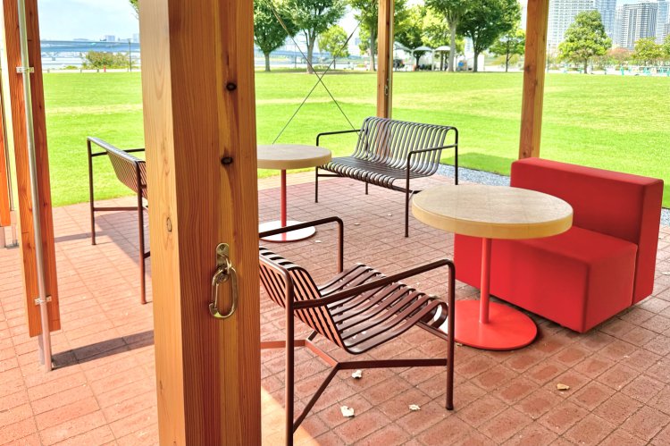 リードフックも随所に。愛犬を連れたまま注文できる店外カウンターもあり便利！