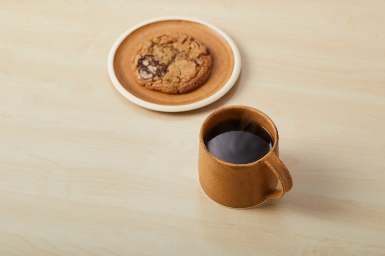 ドリップコーヒー594円～などが手作りの陶器でいただける（写真＝Blue Bottle Coffee Japan）。