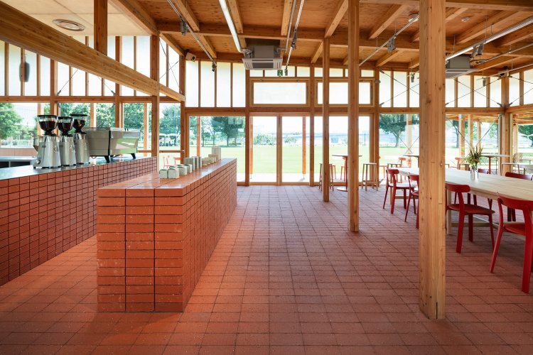 店内も公園と一体感がある（写真＝太田拓実）。