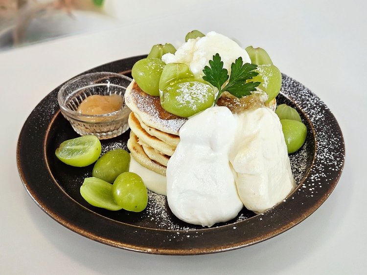 季節限定パンケーキ シャインマスカット1815円。