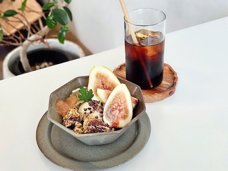 季節限定 グリークヨーグルト いちじく1375円、アイスコーヒー単品660円、セット330円。