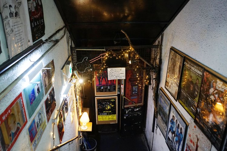 『La.mama』というと古き良き「バンド」のイメージも根強い。実際、貼られているポスターやフライヤーはバンドのものが多いが、現在はアイドルが活躍する場にもなっている。