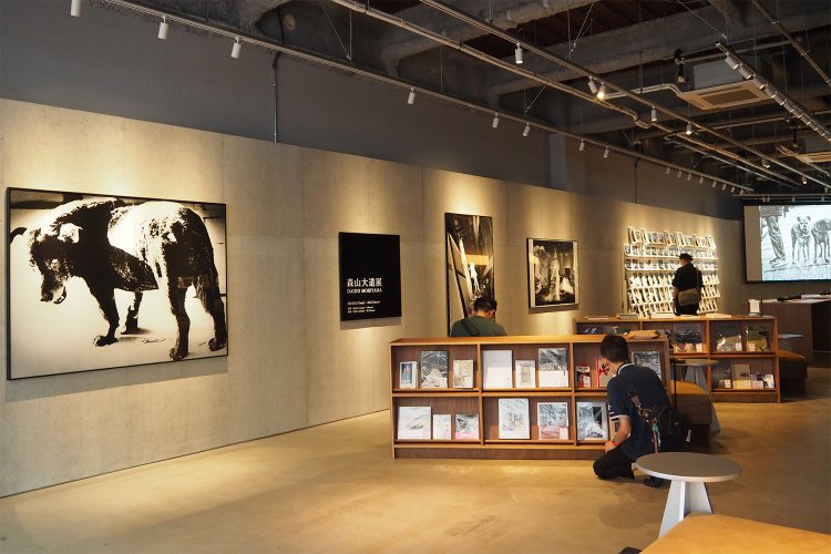 入って左手の壁面には、写真展示が奥まで続いている。