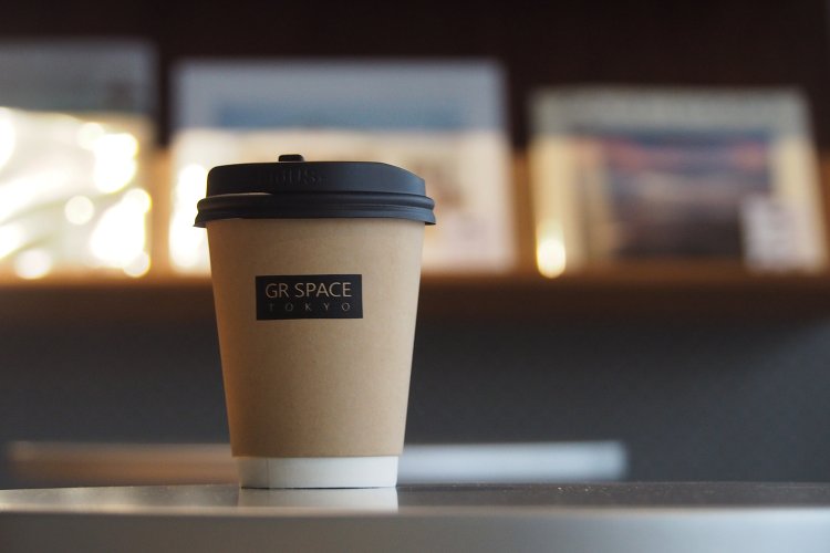 GR SPACE TOKYOオリジナルブレンドコーヒー（HOT）650円。ジュースや天然水も。