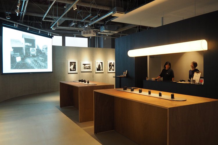 写真右のカウンターでドリンクを注文できる。