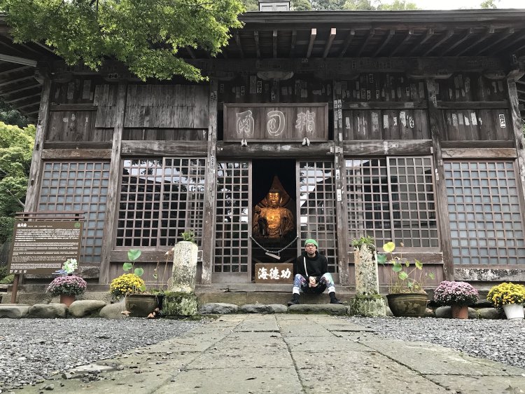 本堂へのお参りを忘れずに！（静岡県「指月殿」）。