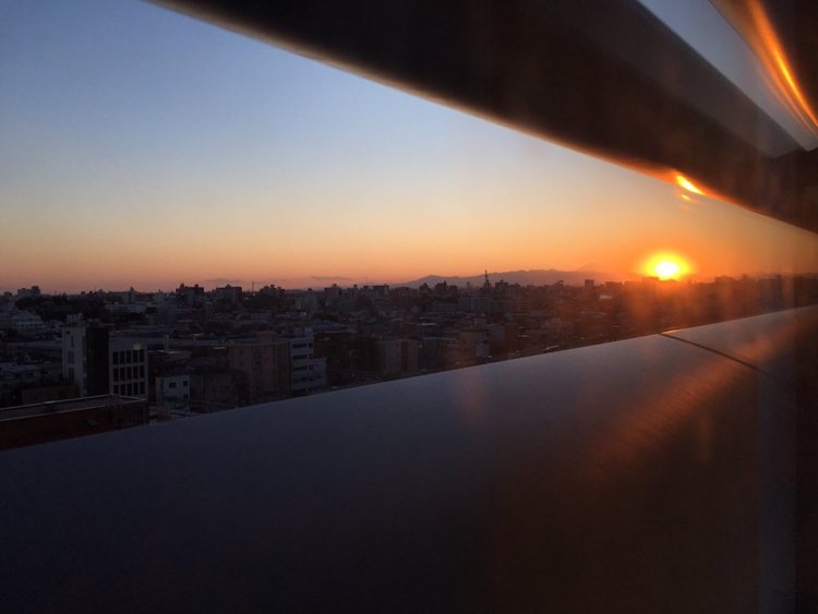 西に沈む夕日を見ると、なんとなくお彼岸を思う。