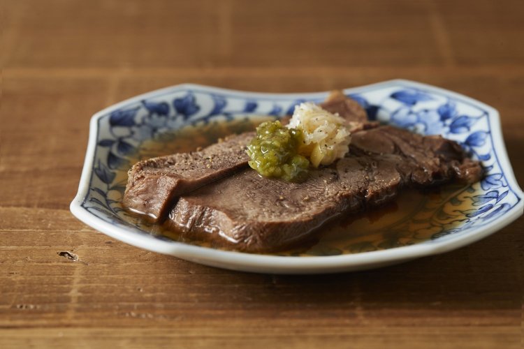 名物！とろける牛たん980円は、歯が要らない（！？）驚きのやわらかさ（写真提供＝晩酌処はるさんさん）。