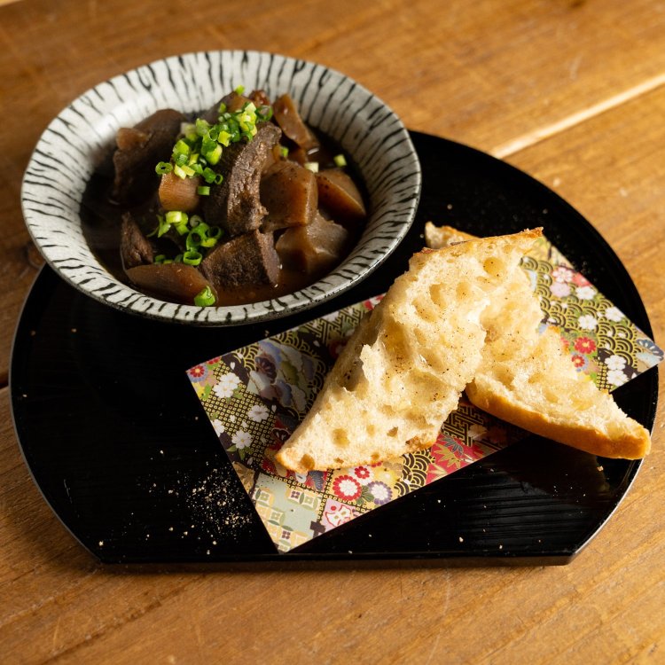 晩酌処の煮込み780円（写真提供=晩酌処はるさんさん）。