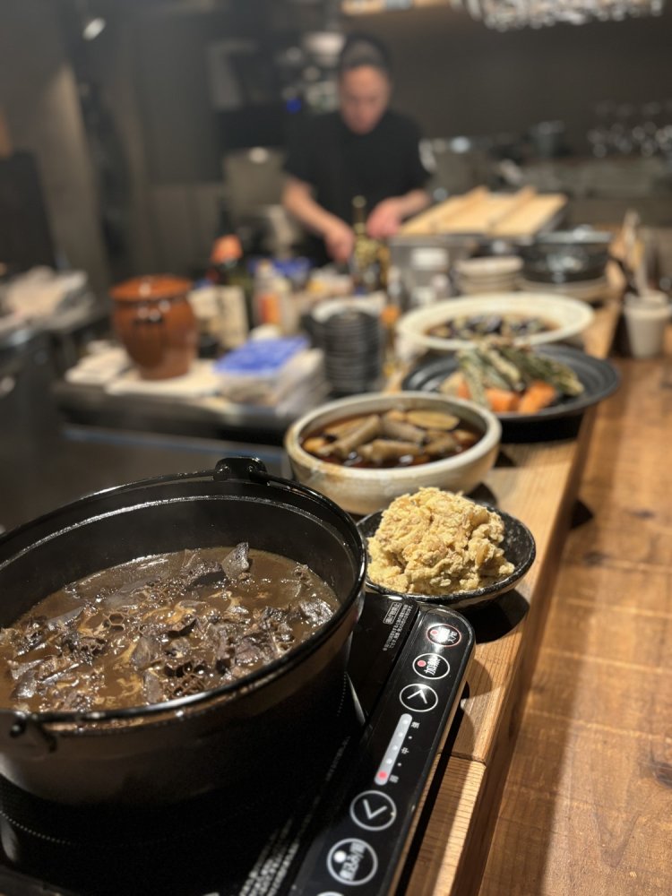 季節の素材を生かした多彩なおばんざい（写真提供＝晩酌処はるさんさん）。