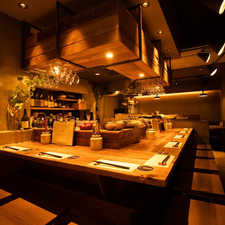 スタイリッシュながら木の温もりを感じる店内（写真＝店舗提供）。