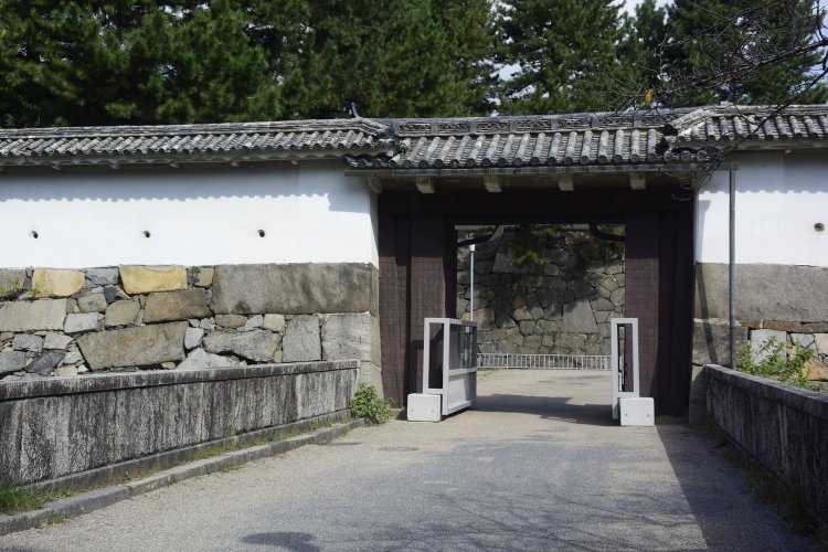 名古屋城(名古屋城の大手は鉄砲狭間のみである)。