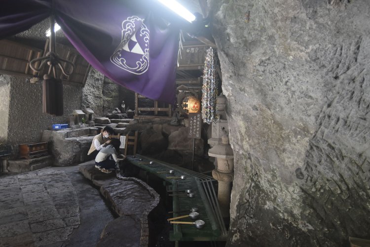 銭洗水でお金と心身を清めれば福銭を呼ぶ銭洗弁財天（宇賀福神社）。