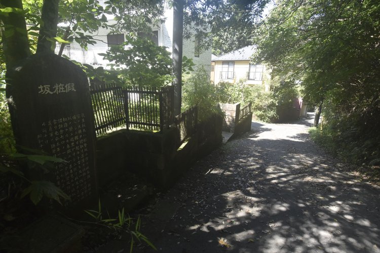 急坂ではあったが、5分ほどで住宅地の端に到達した化粧坂。