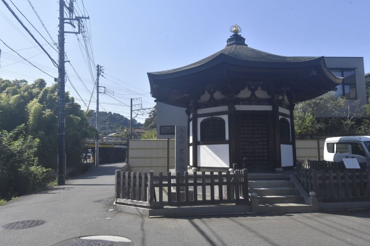 亀ケ谷坂切通しへの入り口に立つ岩船地蔵堂。源頼朝の娘、大姫の守本尊を祀っている。