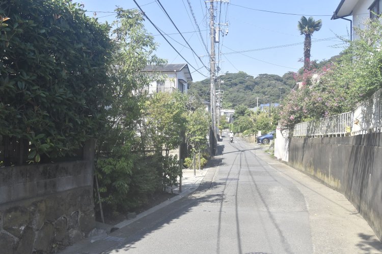 亀ケ谷坂切通しへ続く道。今は閑静な住宅地だが、北条時行は身を隠した頃は樹木に覆われていたと思われる。